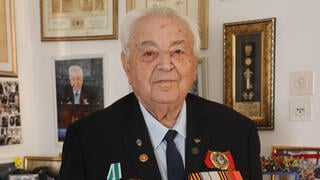 אברהם מיכאל גרינזייד ז"ל עם שלל עיטוריו