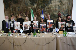 משפחות החטופים בפגישה עם האפיפיור בותיקן