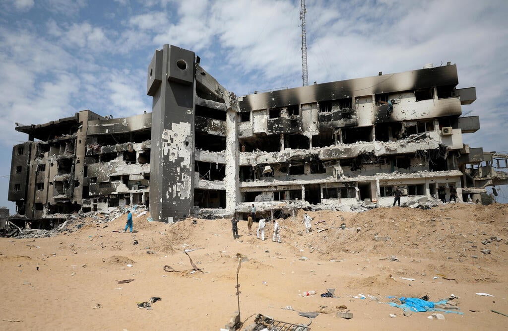 הריסות בי''ח שיפא. ''לחץ עצום'' (צילום: REUTERS / Dawoud Abu Alkas) ביה"ח שיפא ברצועת עזה