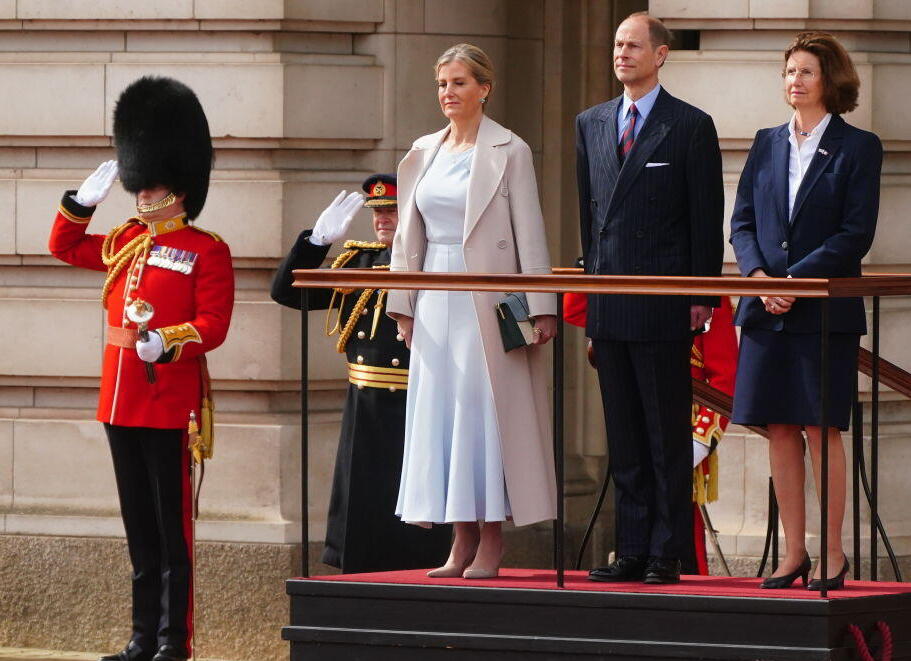 נולדו לפקח על החלפת המשמר (צילום: Victoria Jones-Pool/Getty Image) הנסיך אדוארד סופי