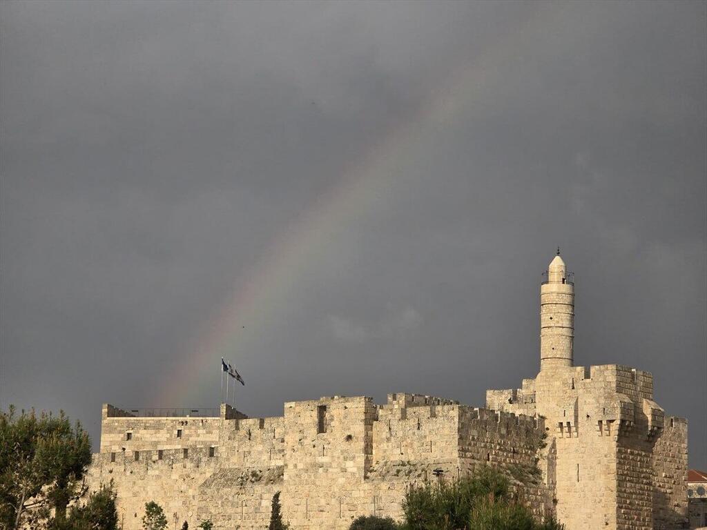 קשת מעל מגדל דוד בירושלים (צילום: מתנאל רחמים) קשת במגדל דוד בירושלים