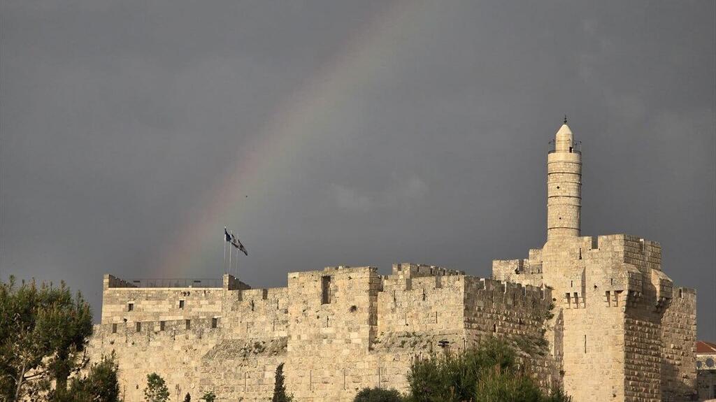 קשת בענן בעיר העתיקה בירושלים (צילום: מתנאל רחמים) קשת במגדל דוד בירושלים