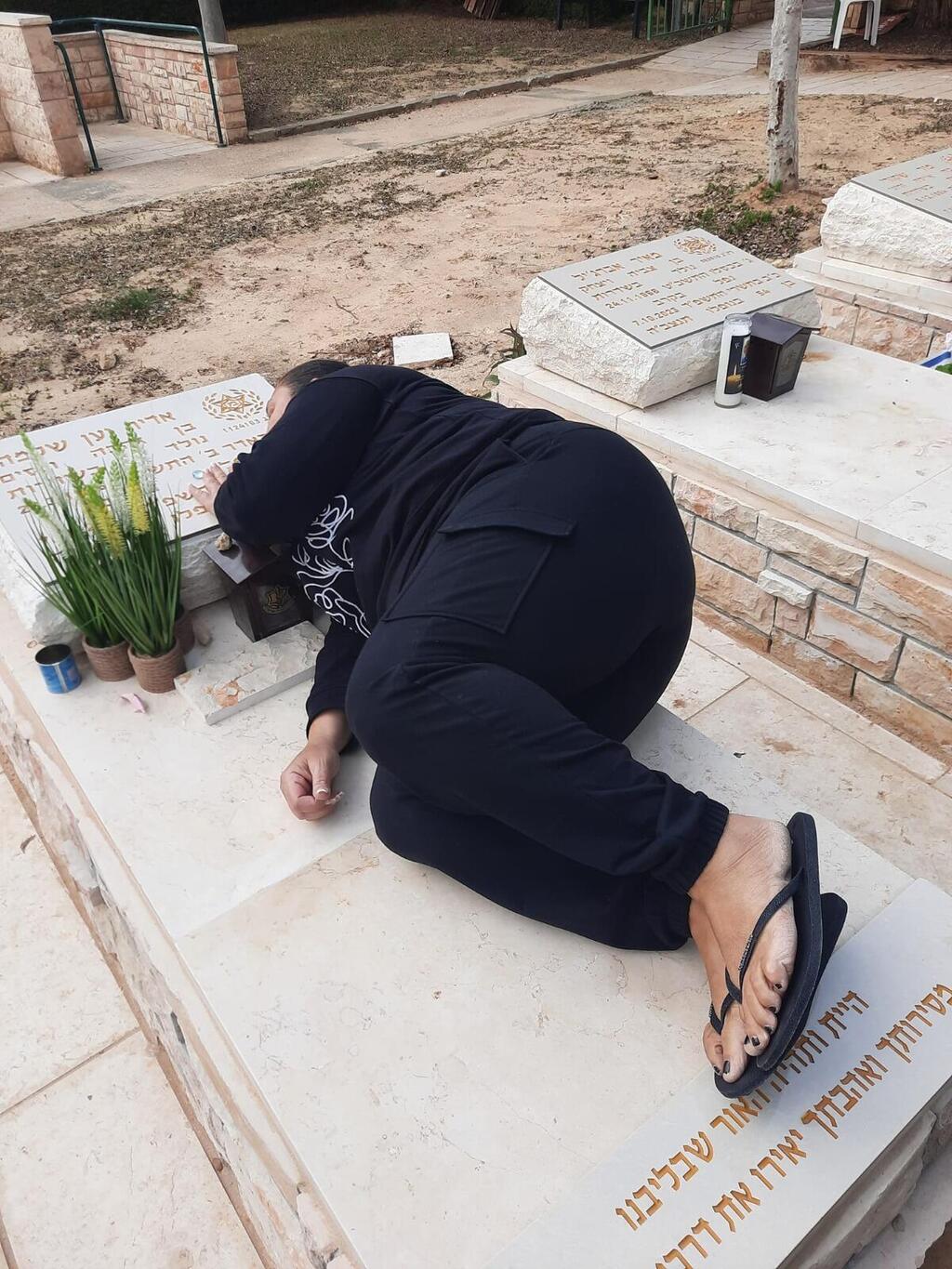 מצמרר - חני שלמה בקבר בעלה (צילום: באדיבות המשפחה) חני שלמה בקבר בעלה