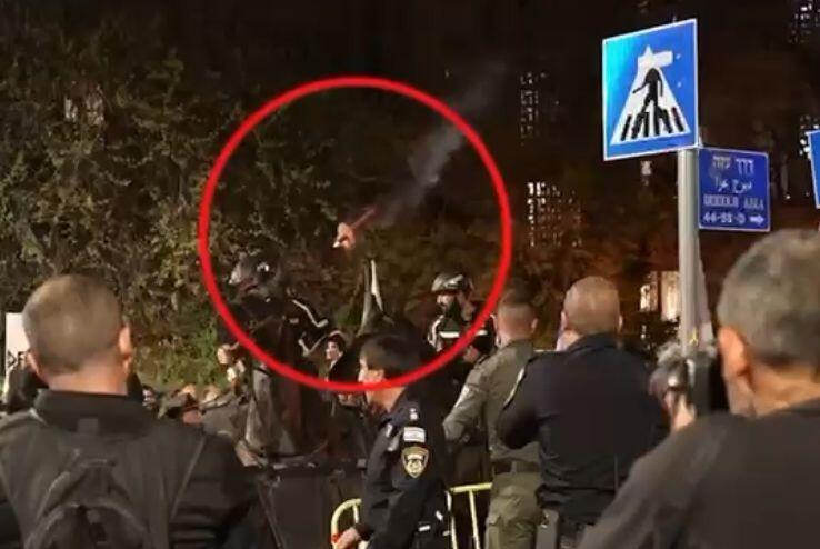 תיעוד: גבר בן 45 משליך לפידים בוערים על פרשי משטרת ירושלים