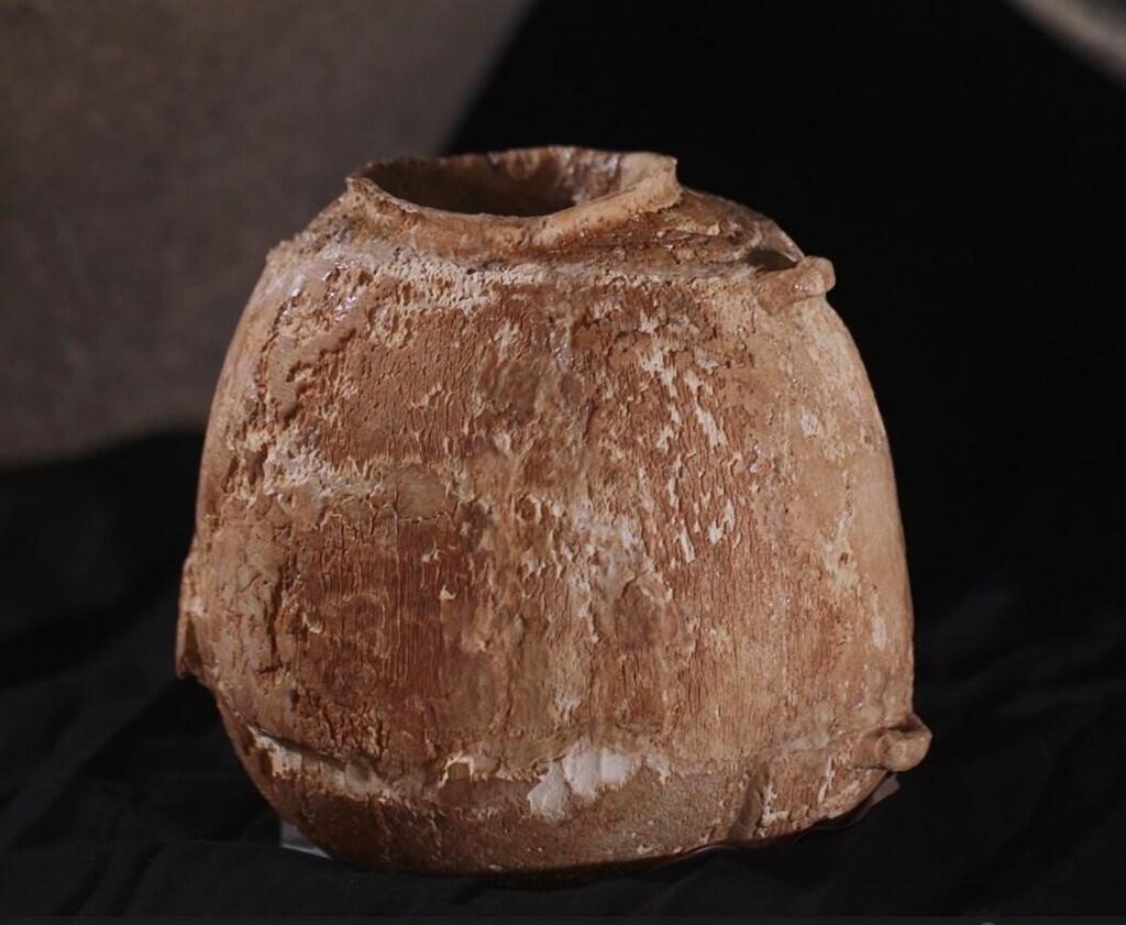 כלי השנהב הנדיר (צילום: אמיל אלג'ם, רשות העתיקות) כלי השנהב הנדיר