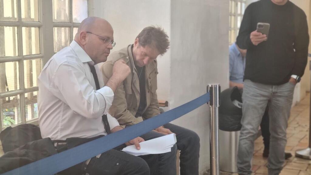 הארכת מעצר לתושב תל אביב  רוי גורדון בן 45 החשוד בזריקת לפידים בוערים על פרשי משטרת ירושלים ברחוב עזה