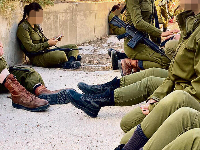חיילים משתטחים על הרצפה. "ההגנה האווירית אף פעם לא הרמטית" (חיילות בתעלה בעת אזעקה) yk13881251