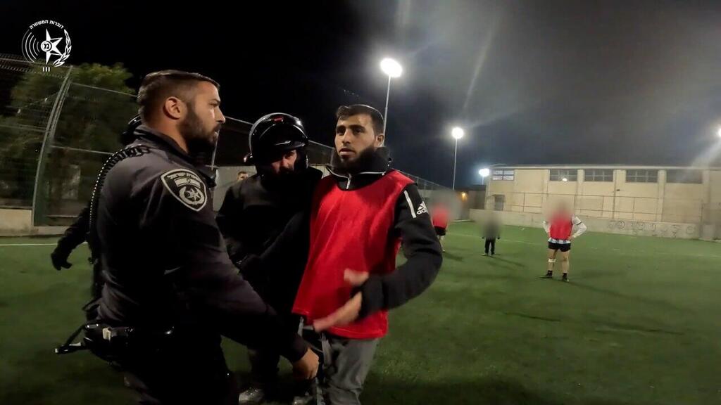 החשוד סעוד אבו לבן נעצר בתוך מגרש כדורגל. מתוך התיעוד שפרסמה המשטרה (צילום: דוברות המשטרה ) משטרת ישראל במעצרים חשודים בפעילות טרור