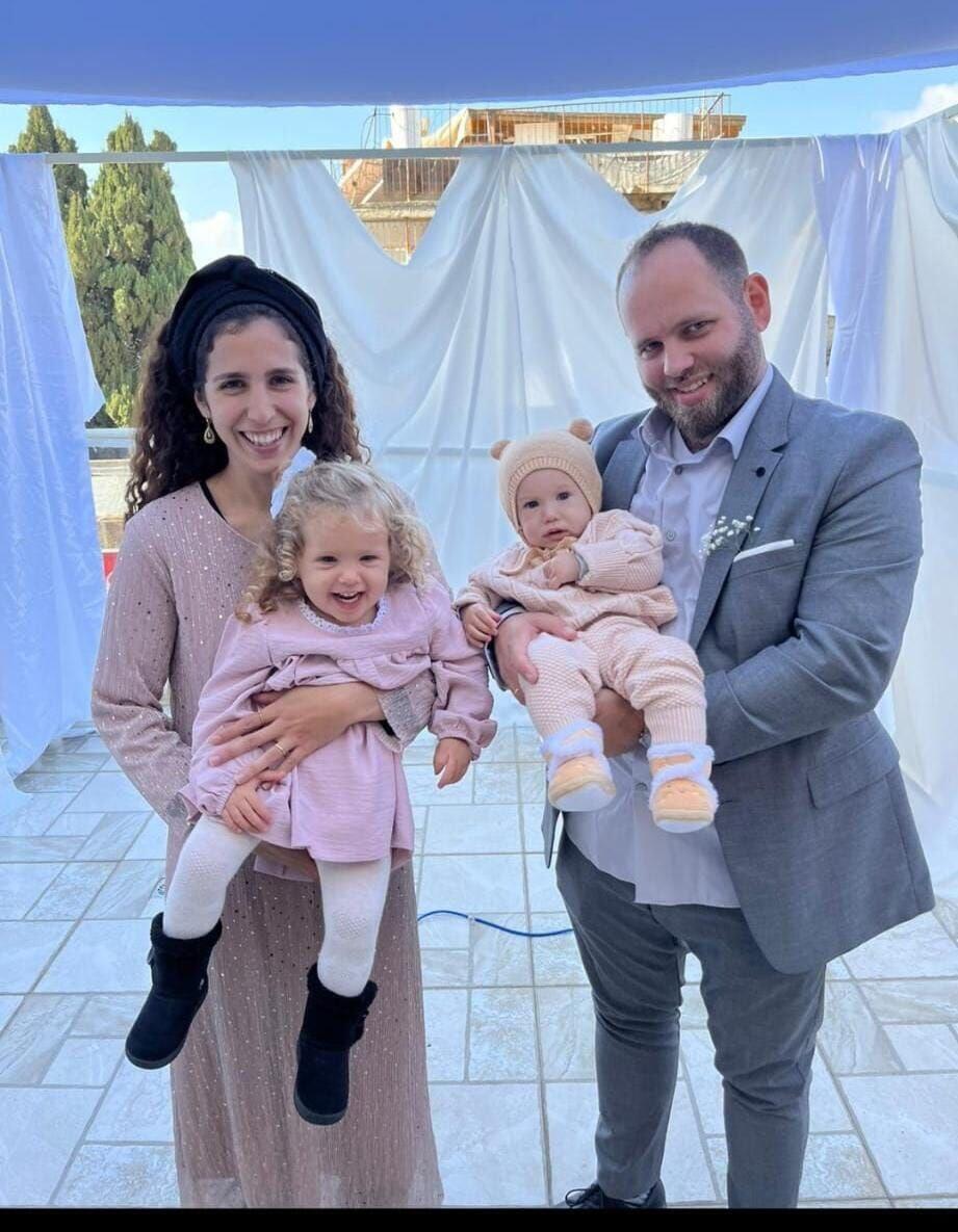 "ליל סדר בלעדיו מרגיש לי דבר בלתי אפשרי. לחגוג עם 2 ילדים בלי בעל?". (צילום: אלבום משפחתי) "ליל סדר בלעדיו מרגיש לי דבר בלתי אפשרי. לחגוג עם 2 ילדים בלי בעל?".
