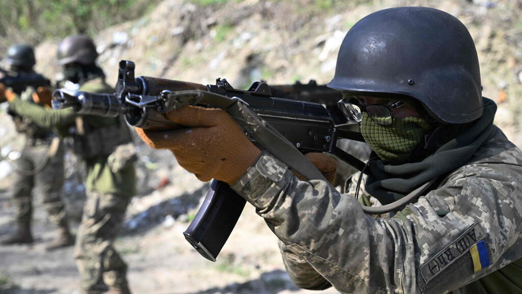 Ukrainian soldiers training (Photo: Genya SAVILOV / AFP) אימון של צבא אוקראינה