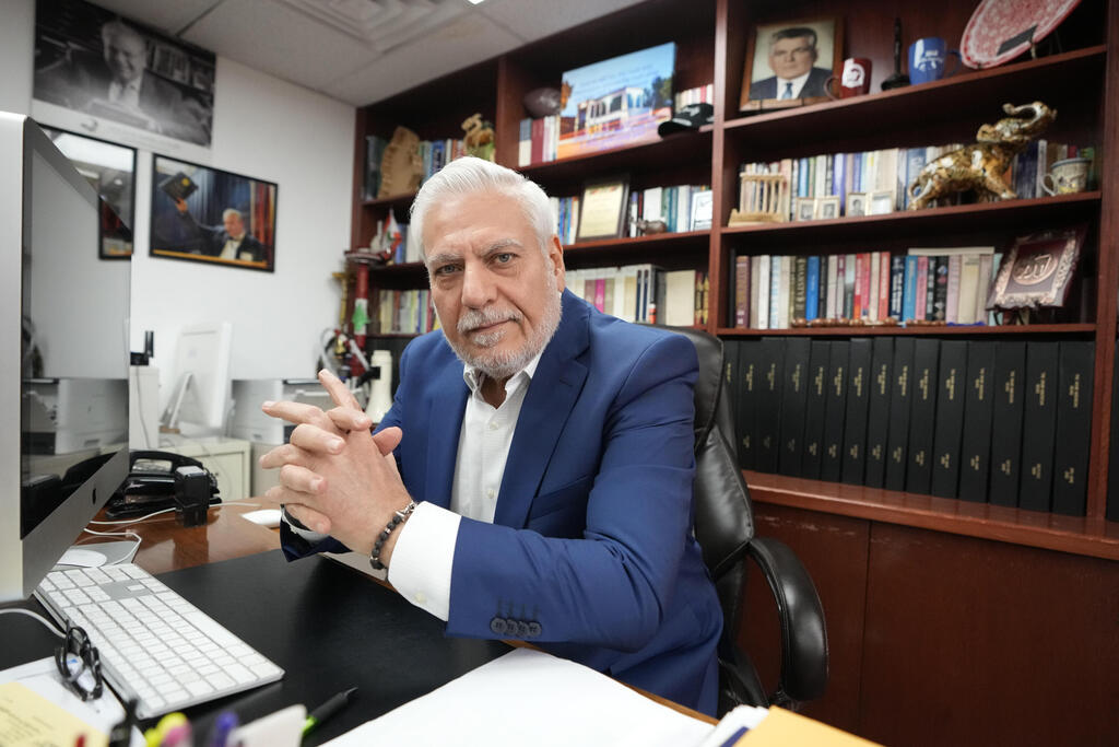 אוסאמה סיבלני. "הם מנסים לשכנע אותנו, אבל זה איטי מדי, אנשים מתים" (צילום: AP /Carlos Osorio) ארה"ב אוסאמה סיבלני מוציא לאור של Arab American News היחסים עם ג'ו ביידן