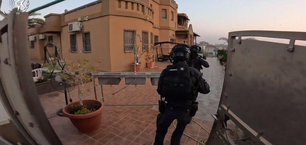 השוטרים מסתערים על הבית הפרטי של חמזה גית ברהט (צילום: דוברות המשטרה ) משטרת ישראל במעצרים חשודים בפעילות טרור