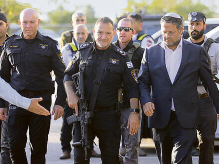 השר בן גביר עם המפכ"ל קובי שבתאי והמיועד להחליפו אבשלום פלד (משמאל) | צילום: אלכס קולומויסקי yk13880534