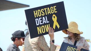 הפגנת משפחות חטופים ופעילים מול שגרירות ארה״ב בת"א