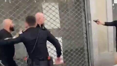 תיעוד משניות ספורות לאחר הירי של יעקוב טוחי בתל אביב תיעוד משניות ספורות לאחר הירי של יעקוב טוחי בתל אביב