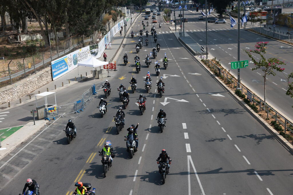 מסע האופנועים עובר ליד הקריה ( צילום: טל שחר ) מסע האופנועים ליד הקריה