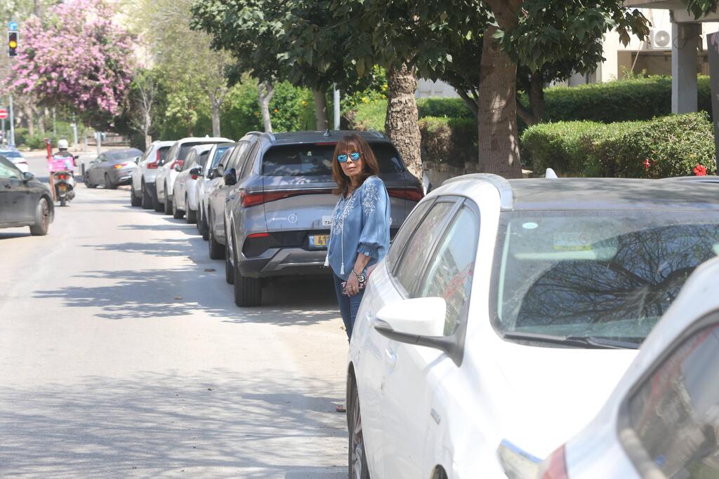 ראתה מצלמה, שינתה פוזה (צילום: מוטי לבטון) פפראצי