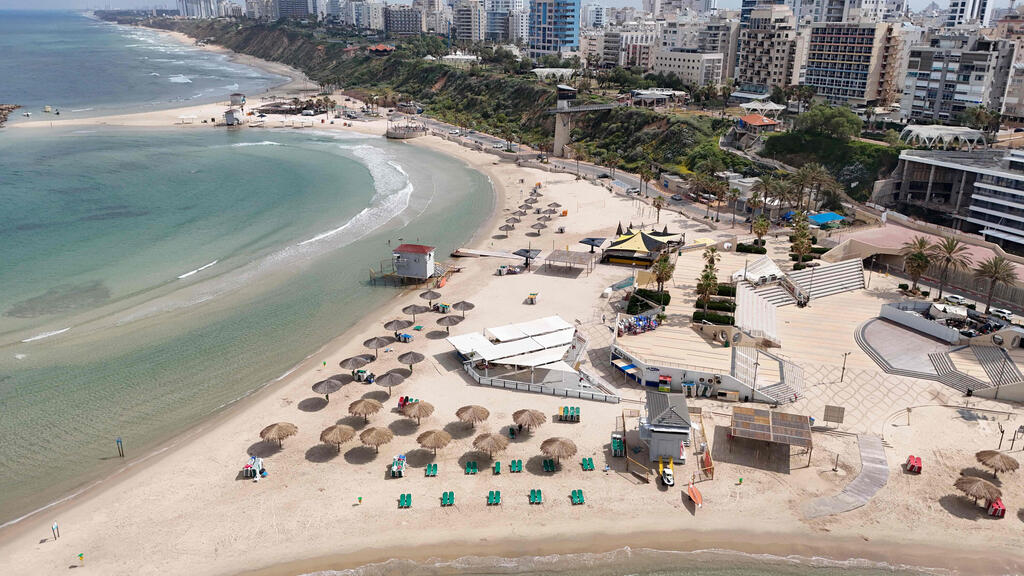 חוף הים בנתניה (Photo: : Jack Guez / AFP) חוף הים בנתניה