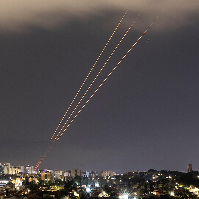 Incoming Iranian aerial threats shot down over Ashkelon (Photo: REUTERS/Amir Cohen) יירוטים באשקלון