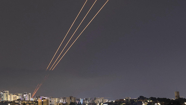 יירוטים של המתקפה האיראנית (צילום: REUTERS/Amir Cohen) יירוטים באשקלון