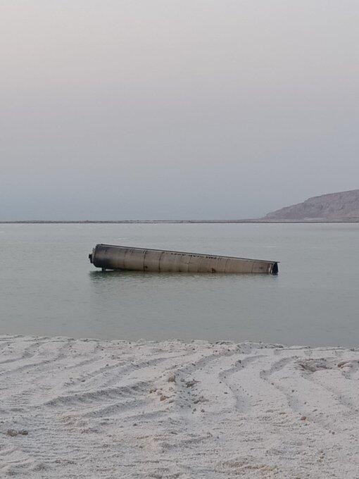 Scrap of intercepted missile in the Dead Sea עין בוקק תיעוד של תושבים של שבר טיל שיורט