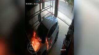 תיעוד: מתנחלים מציתים רכב בכפר דיר דיבואן לנגד עיניי חיילים 