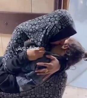 סאלי אבו לילה בת ה-5 ואמה, מתוך התיעוד שפורסם סאלי אבו לילה בת ה-5 ואמה