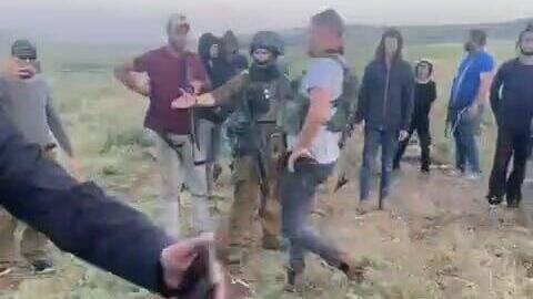 עימות בין מתנחלים לפלסטינים בח'רבת א-טוויל בעקרבא