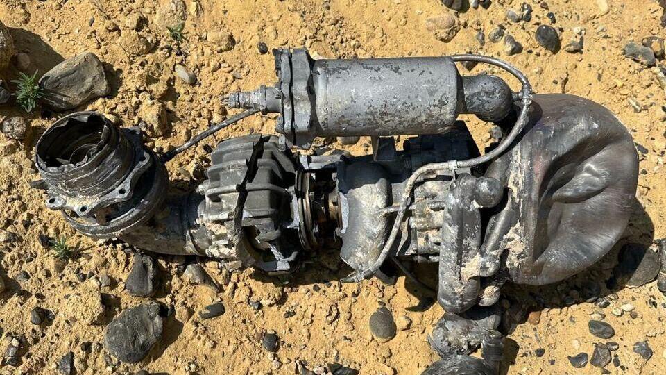 שברי יירוטים בערד בתקיפה האיראנית הקודמת (צילומים: עיריית ערד) שברי יירוטים בערד
