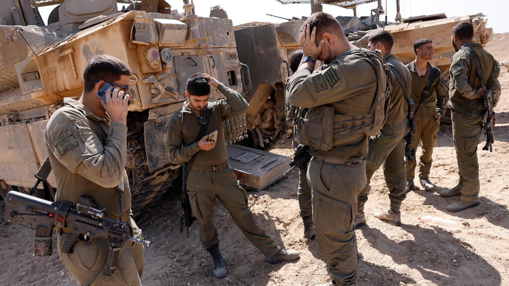 IDF troops in Gaza (Photo: REUTERS/Amir Cohen) חיילים בגבול עזה