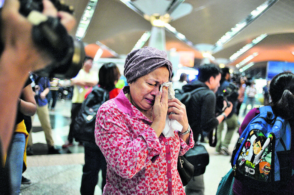 משפחות נוסעי טיסה MH370 ממתינים ליקיריהם. "נעשו הרבה מאוד טעויות" (צילום: AP) משפחות נוסעי טיסה MH370 ממתינים ליקיריהם. "נעשו הרבה מאוד טעויות"