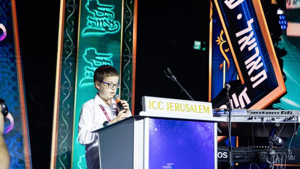 Eitan Levinshtern recites Psalms for the hostages, IDF soldiers (Photo: Mendy Kornet) איתן לוינשטרן בחגיגה