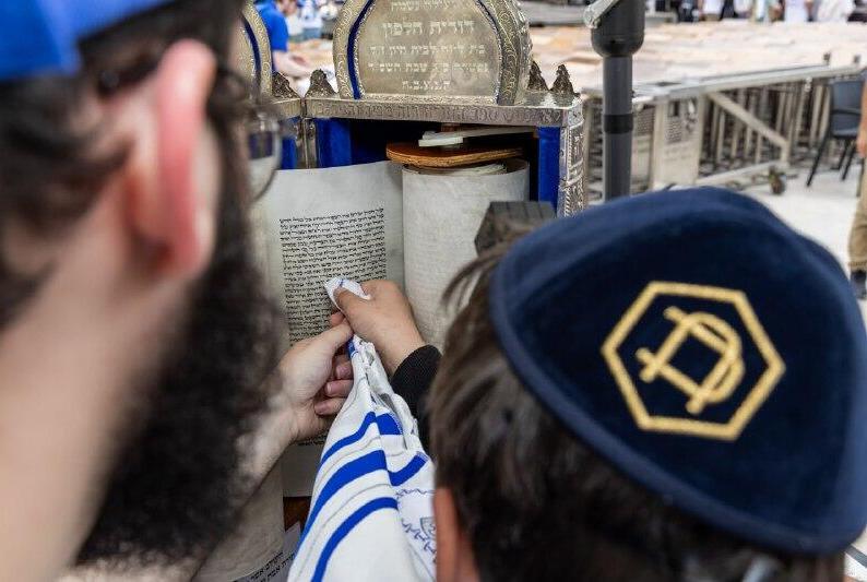 Called up to the Torah at the Western Wall (Photo: Mendy Kornet) הנערים עלו לתורה