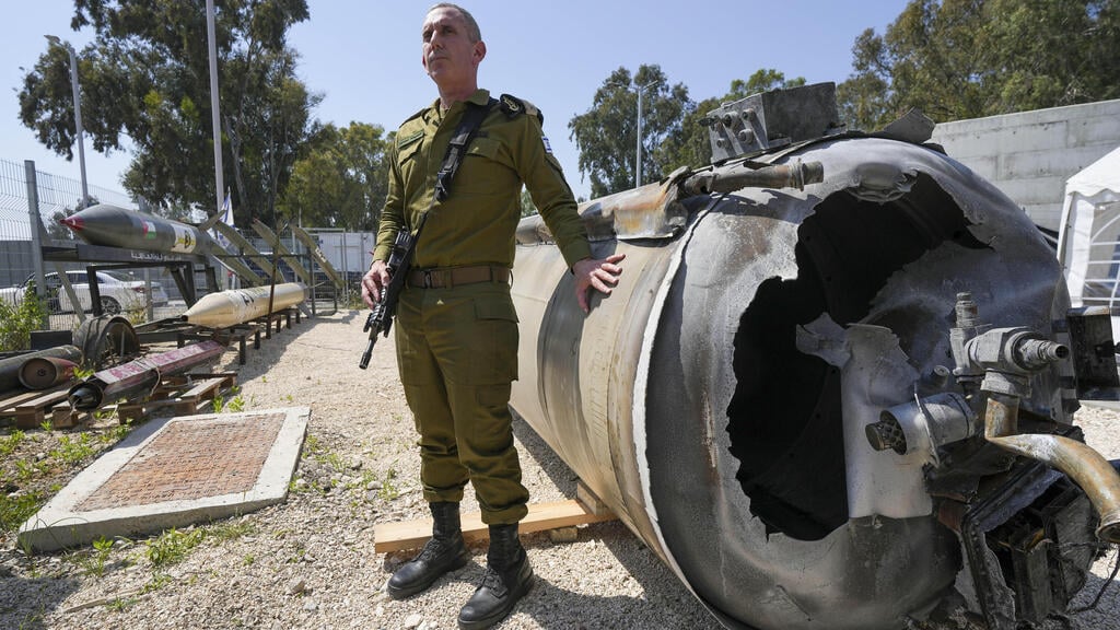 הגרי ליד נפל הטיל הבליסטי שאותר בים המלח (צילום: AP Photo/Ariel Schalit) נפל של טיל בליסטי ששיגרה איראן ואשר נפל באזור ים המלח מוצג על ידי צה"ל לתקשורת ב בסיס ג'וליס