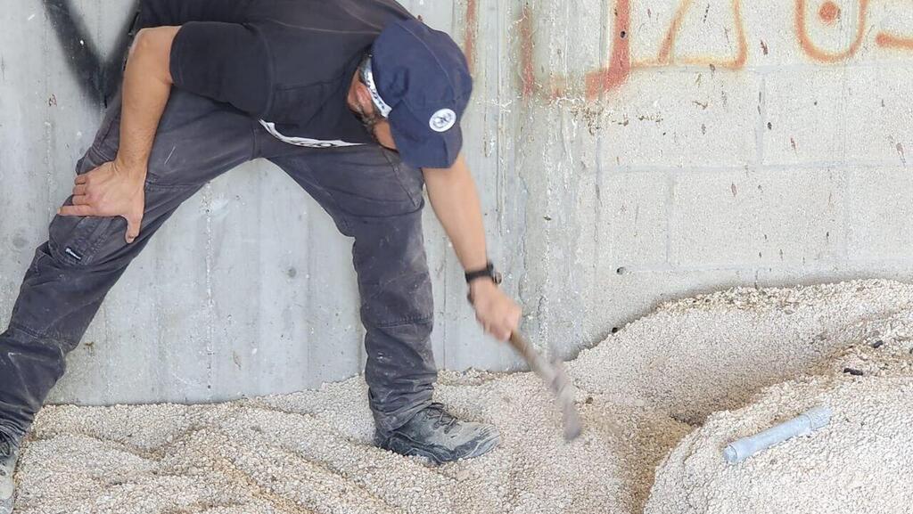 הזירה בעילוט (צילום: דוברות המשטרה) בפעילות שוטרי מחוז צפון נחשפה מעבדה לייצור מטעני חבלה מעל בית מגורים ביישוב עילוט