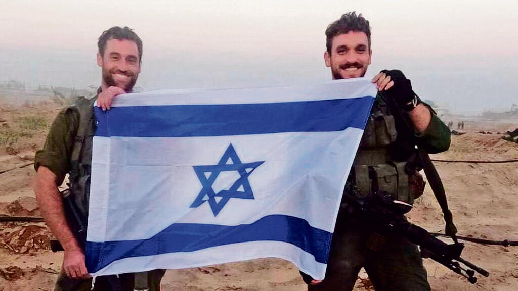 התמונה שהצוות לוקח איתו לכל מקום: איל וגל עם דגל ישראל ( מהאלבום הפרטי) yk13863127