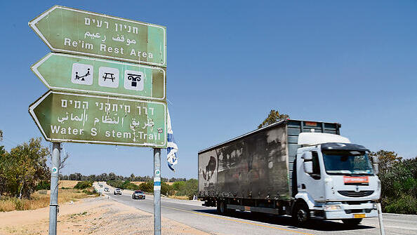 הפנייה לחניון רעים. "עמוסה, מסכנת את הנוסעים בשני הנתיבים" (צילום: הרצל יוסף) yk13888717