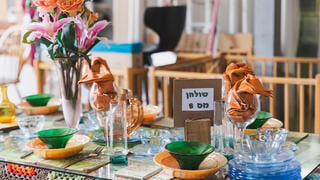סידור שולחן חג מפריטי יד שנייה, האנגר חזית הבית