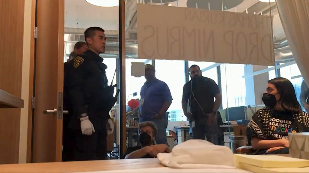 Police officers arrive to arrest Google employees (Photo: Screenshot from X) שוטרים מגיעים לעצור את עובדי גוגל