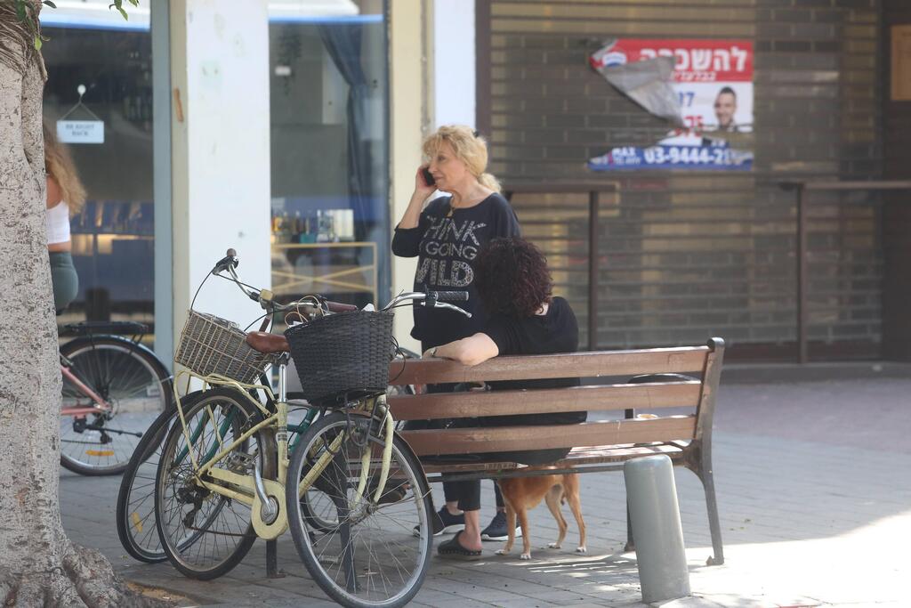שיחת חשובה. ריקי גל (צילום: מוטי לבטון) ריקי גל פפראצי