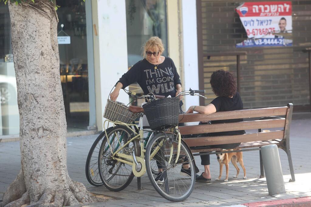 עכשיו אפשר לתת לחברה על הספסל קצת תשומת לב (צילום: מוטי לבטון) ריקי גל פפראצי