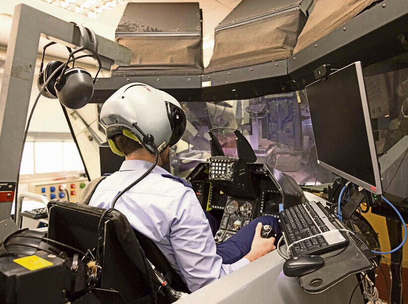 Flight simulator at Ofek 324, using authentic components from fighter jets (Photo: Oz Moalem) yk13890080