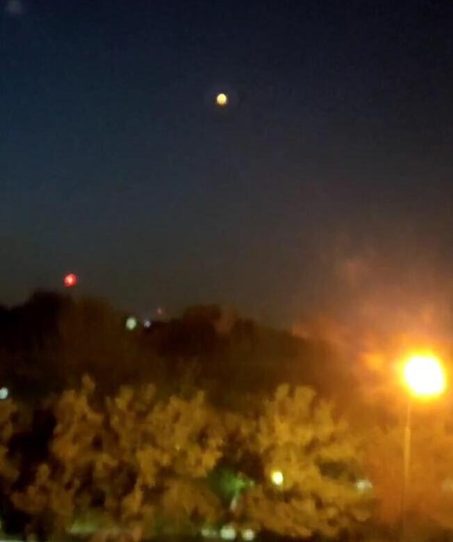 תיעוד מתוך התקיפה מערכות האוויריות האיראניות מתמודדות עם מטרות עוינות בשמי אספהאן
