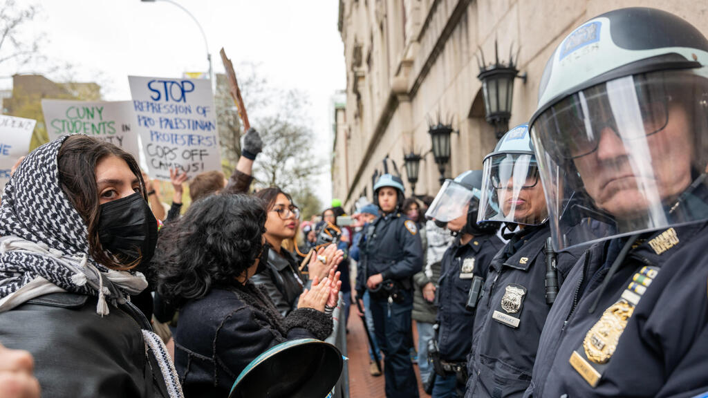 Pro-Palestinian protest near Columbia University (Photo: Getty Images) הפגנה פרו פלסטינית מפגינים מחוץ ל אוניברסיטת קולומביה ב ניו יורק ארה"ב