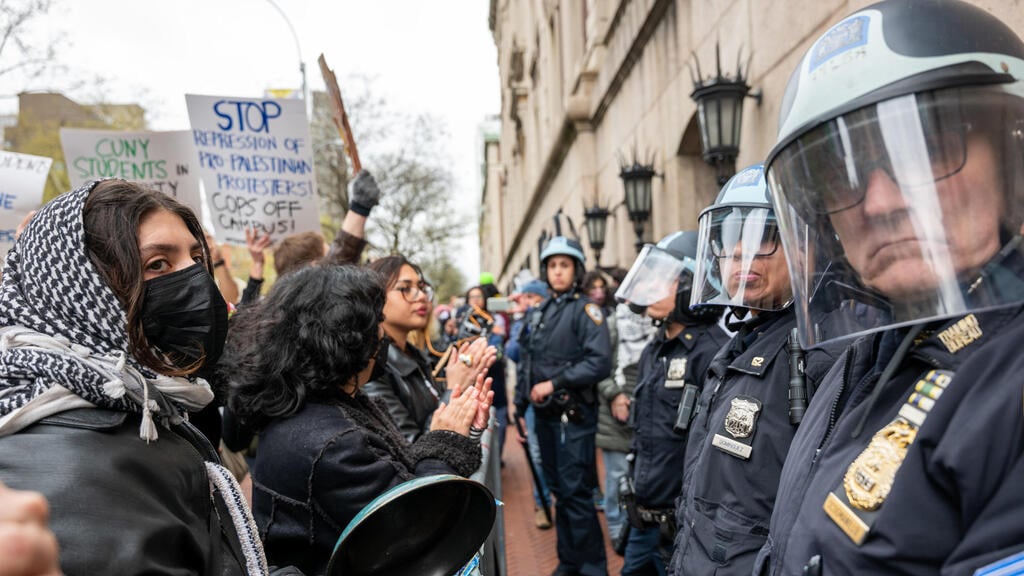 Protesters at Columbia University in New York (Photo: Getty Images) הפגנה פרו פלסטינית מפגינים מחוץ ל אוניברסיטת קולומביה ב ניו יורק ארה"ב