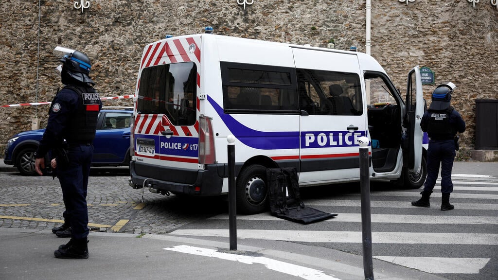 Police in Paris (Photo: Benoit Tessier/Reuters) אדם איים לפוצץ עצמו בקונסוליית איראן בפריז