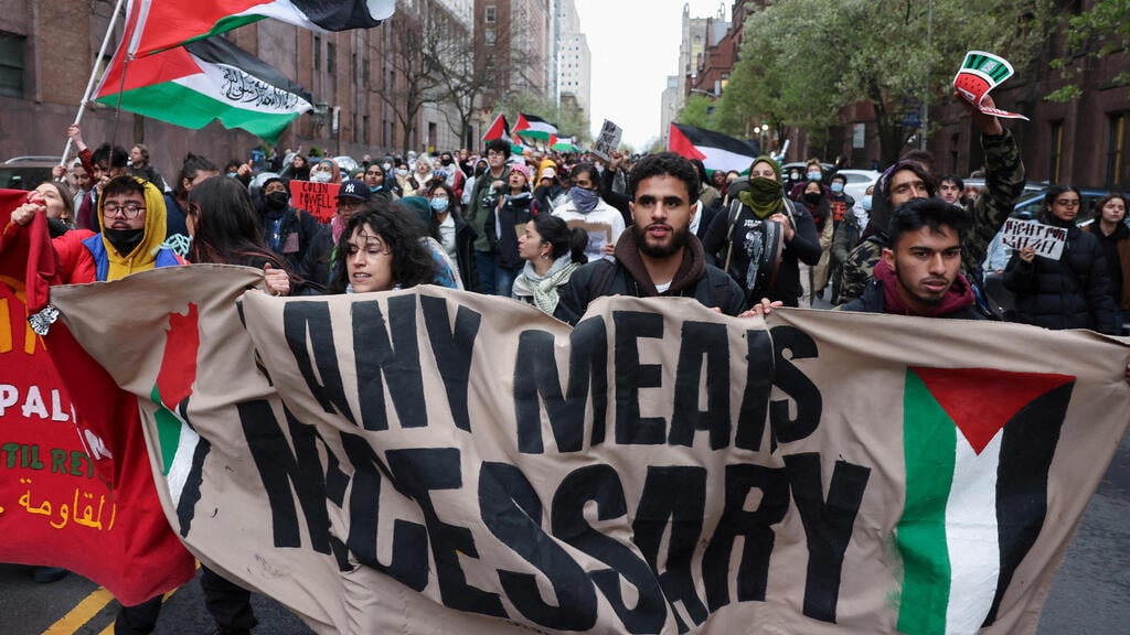 Anti-Israel protesters at Columbia University (Photo: Reuters) הפגנה פרו פלסטינית מפגינים מחוץ ל אוניברסיטת קולומביה ב ניו יורק ארה"ב