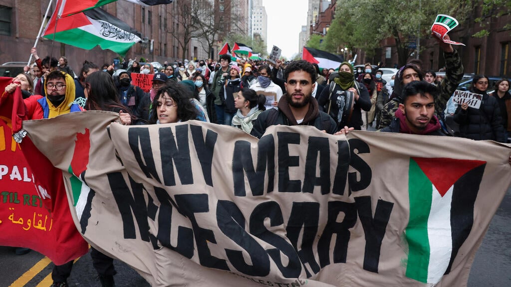 Anti-Israel protesters at Columbia University in New York (Photo: Reuters) הפגנה פרו פלסטינית מפגינים מחוץ ל אוניברסיטת קולומביה ב ניו יורק ארה"ב
