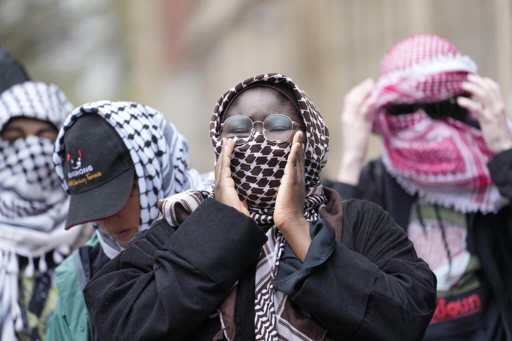 הפגנה מחוץ לאוניברסיטה (צילום: AP) הפגנה פרו פלסטינית מפגינים מחוץ ל אוניברסיטת קולומביה ב ניו יורק ארה"ב