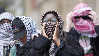 מילות כיתוב: הפגנה פרו פלסטינית מפגינים מחוץ ל אוניברסיטת קולומביה ב ניו יורק ארה"ב